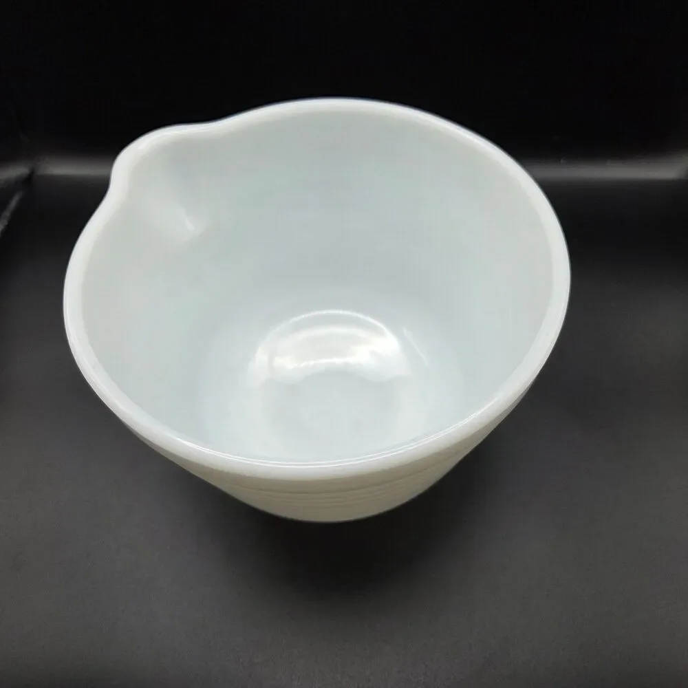 Pyrex Hamilton Beach White Milk Glass Mixing Bowls Set of 2 (2 Qt & 4 Qt)